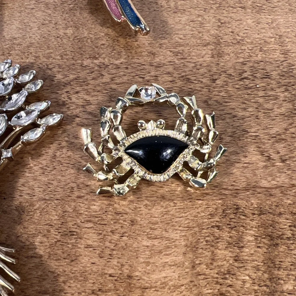 Vintage‎ Brooch Lot Birds, Crab, Flower Bouquet